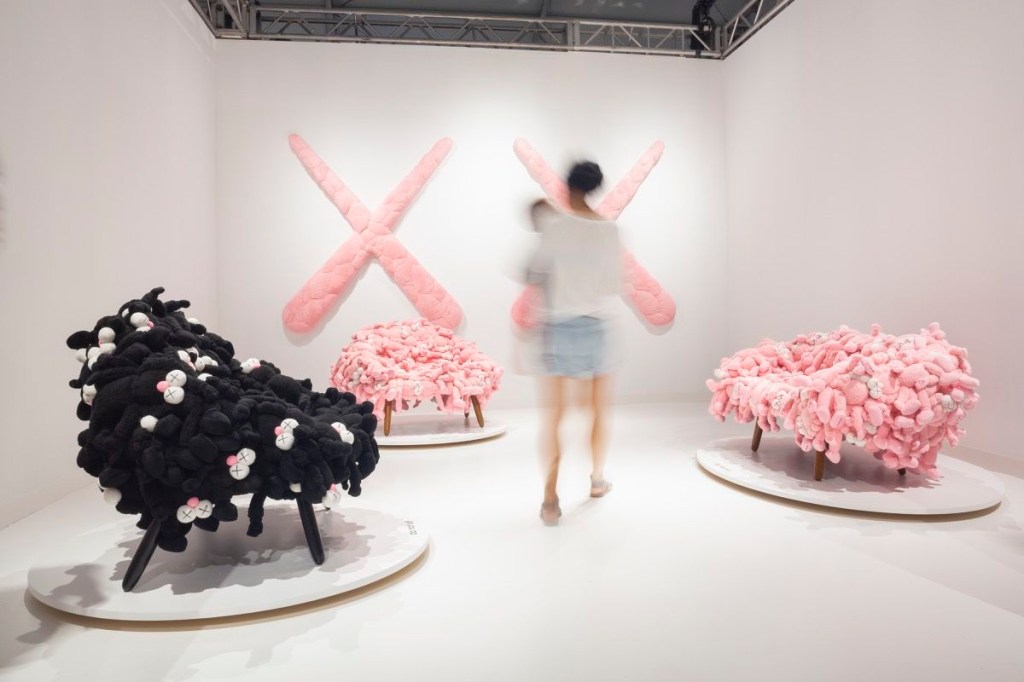 Irm&atilde;os Campana e Kaws apresentam novas cria&ccedil;&otilde;es na Miami Art Week