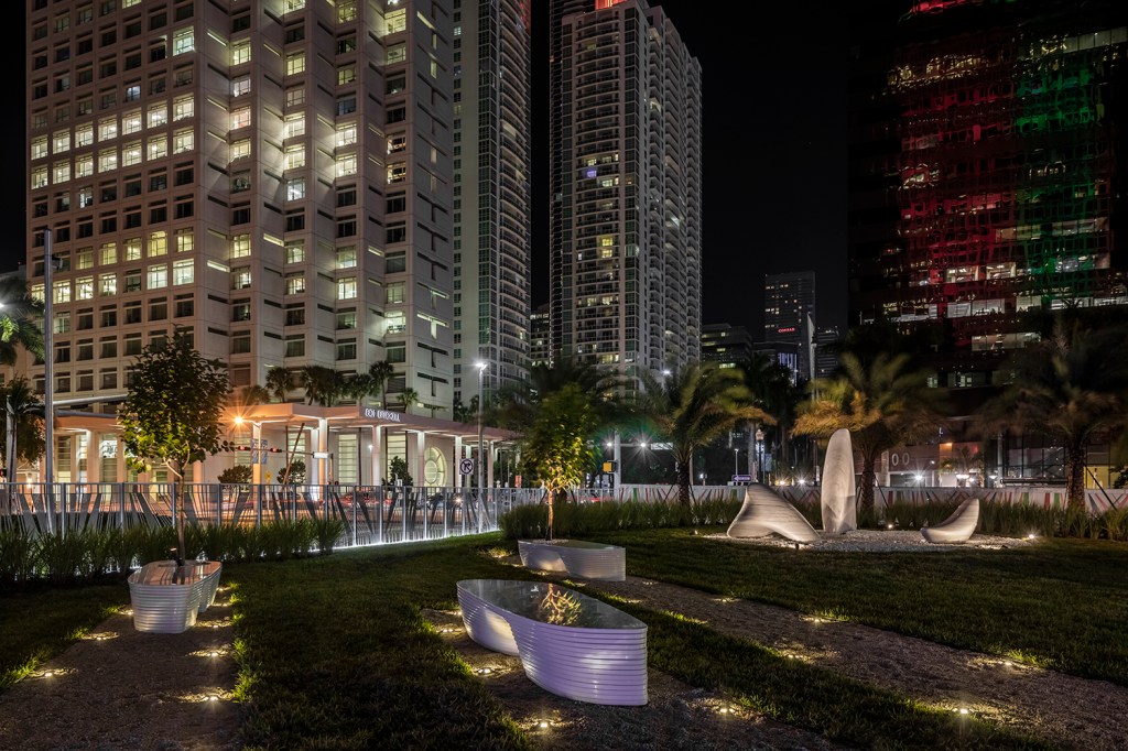 Miami ganha praça com esculturas do Estúdio Pininfarina