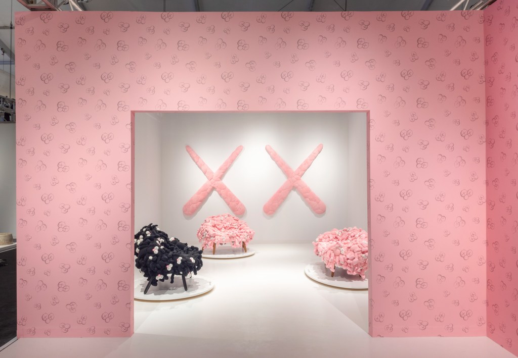 Irm&atilde;os Campana e Kaws apresentam novas cria&ccedil;&otilde;es na Miami Art Week