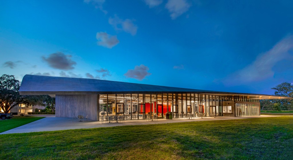 university-of-miami-arquitectonica-architecture-school-miami-florida-usa_dezeen_2364_col_13 Universidade de Miami inaugura novo prédio da Escola de Arquitetura