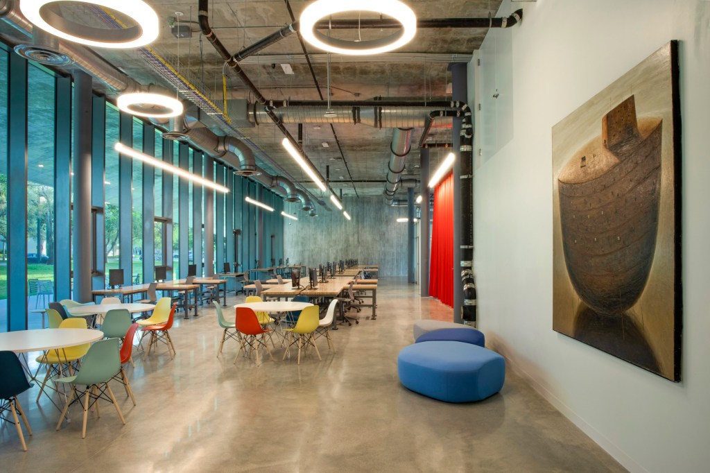 university-of-miami-arquitectonica-architecture-school-miami-florida-usa_dezeen_2364_col_25 Universidade de Miami inaugura novo prédio da Escola de Arquitetura