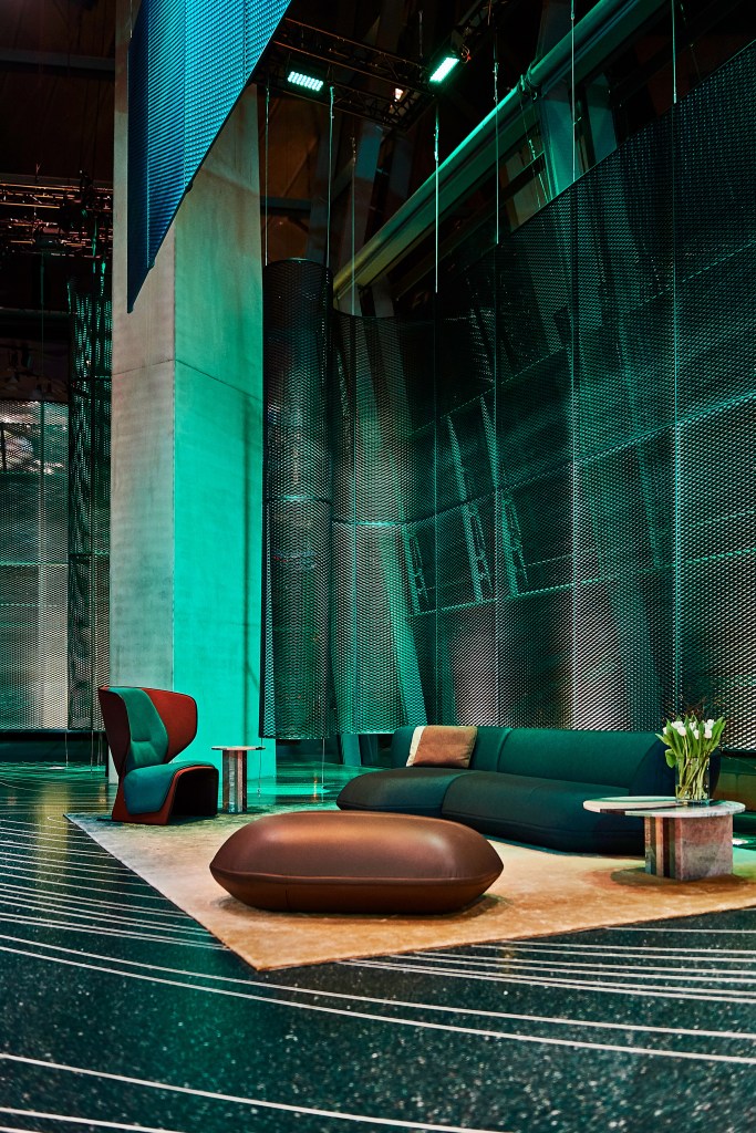 Patricia Urquiola cria piso inspirado na Aurora Polar para showroom da BMW