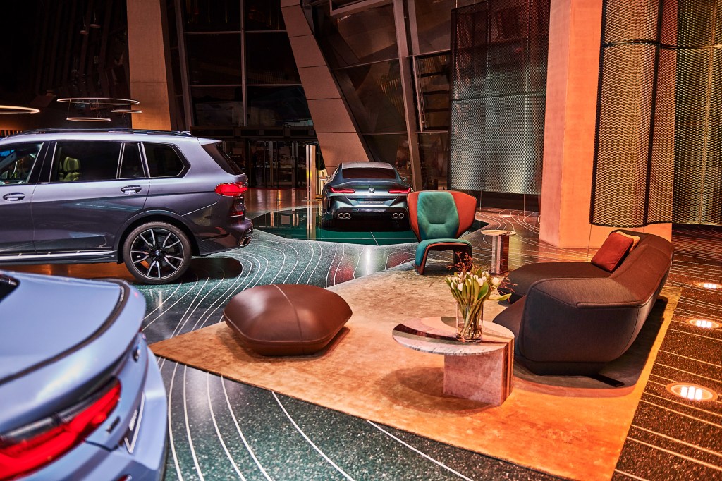 Patricia Urquiola cria piso inspirado na Aurora Polar para showroom da BMW