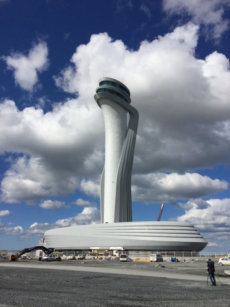 Pininfarina assina torre do aeroporto de Istambul, inspirado em tulipa