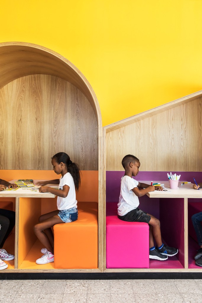 hayarden-school-for-children-of-refugees-chen-steinberg-navon-ayelet-fisher-interiors-education-israel_dezeen_2364_col_1 Cabines coloridas dão vida à escola para filhos de refugiados em Tel Aviv