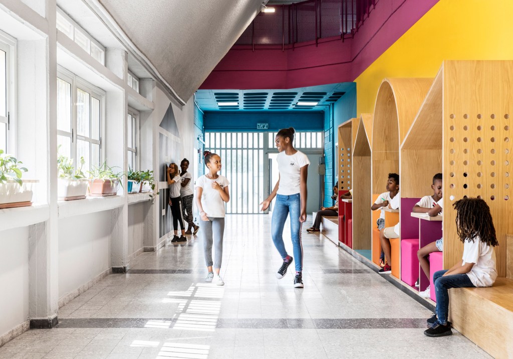 hayarden-school-for-children-of-refugees-chen-steinberg-navon-ayelet-fisher-interiors-education-israel_dezeen_2364_col_3 Cabines coloridas dão vida à escola para filhos de refugiados em Tel Aviv