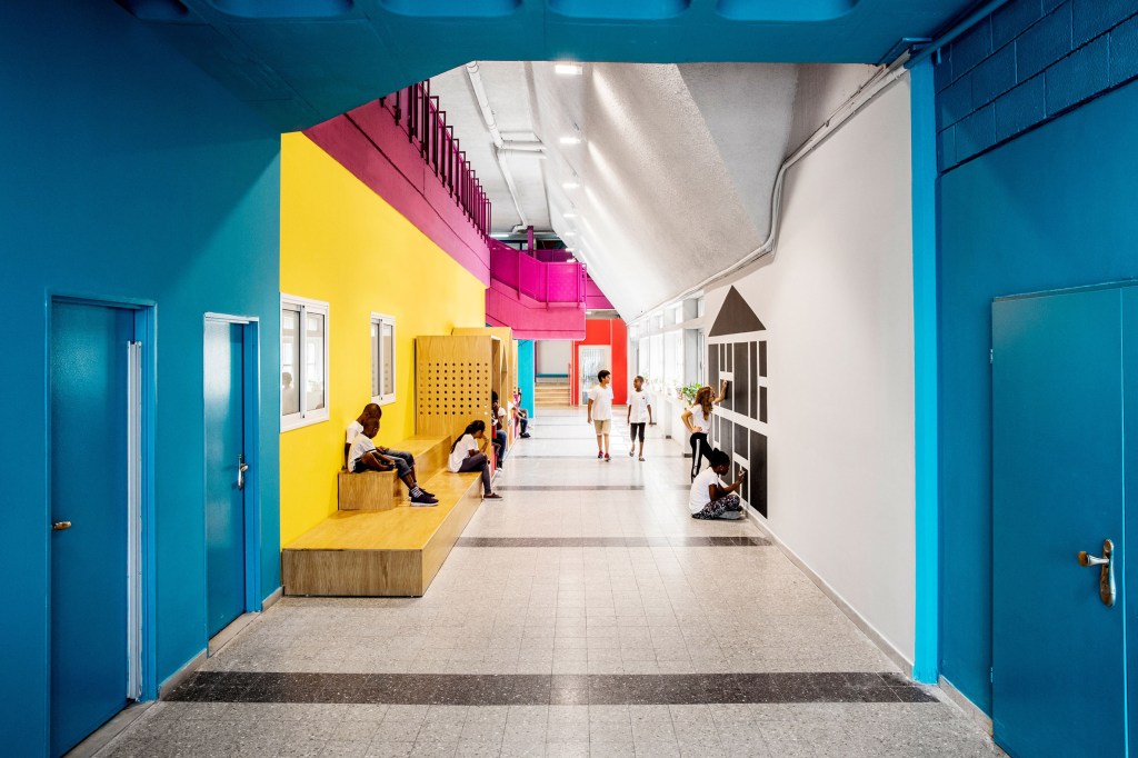 hayarden-school-for-children-of-refugees-chen-steinberg-navon-ayelet-fisher-interiors-education-israel_dezeen_2364_col_4 Cabines coloridas dão vida à escola para filhos de refugiados em Tel Aviv