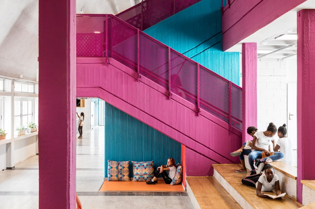 hayarden-school-for-children-of-refugees-chen-steinberg-navon-ayelet-fisher-interiors-education-israel_dezeen_2364_col_7 Cabines coloridas dão vida à escola para filhos de refugiados em Tel Aviv