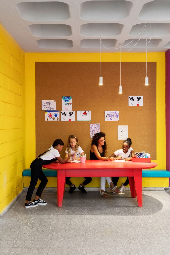 hayarden-school-for-children-of-refugees-chen-steinberg-navon-ayelet-fisher-interiors-education-israel_dezeen_2364_col_8 Cabines coloridas dão vida à escola para filhos de refugiados em Tel Aviv