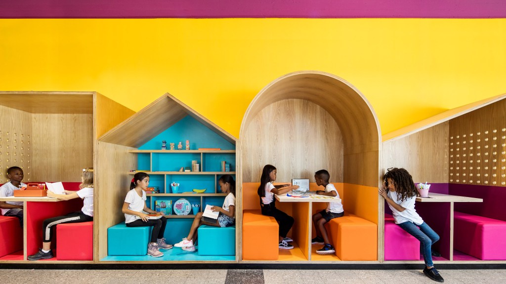 hayarden-school-for-children-of-refugees-chen-steinberg-navon-ayelet-fisher-interiors-education-israel_dezeen_2364_hero Cabines coloridas dão vida à escola para filhos de refugiados em Tel Aviv