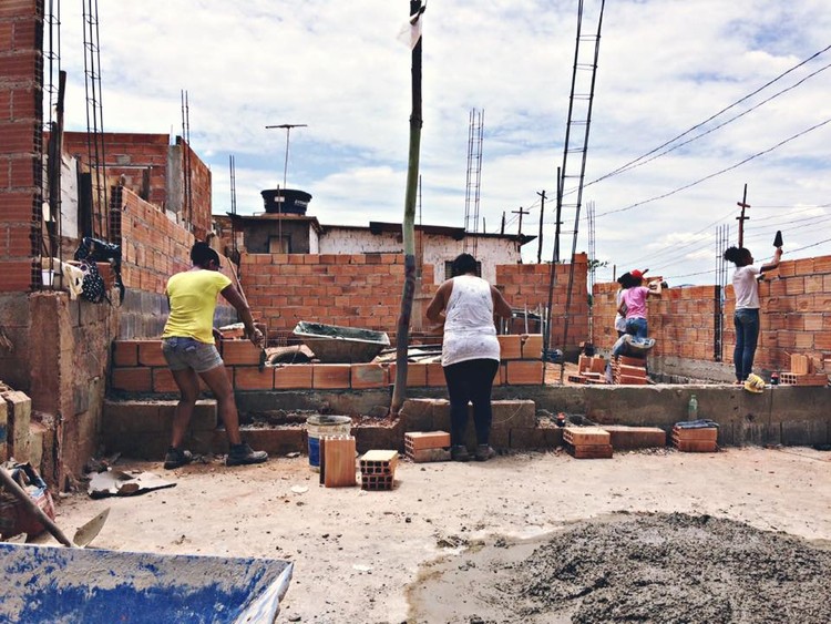 03-arquitetura-na-periferia Projeto ensina mulheres da periferia a construírem e reformarem suas casas