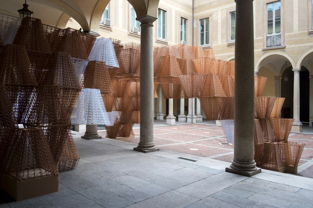 cos-mamou-mani-conifera-installation-milan-design_dezeen_2364_col_0 COS promove design circular com instalação de bioplástico na MDW19