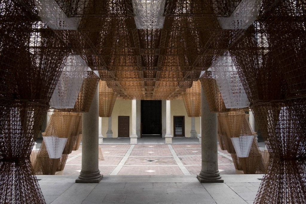 cos-mamou-mani-conifera-installation-milan-design_dezeen_2364_col_2 COS promove design circular com instalação de bioplástico na MDW19