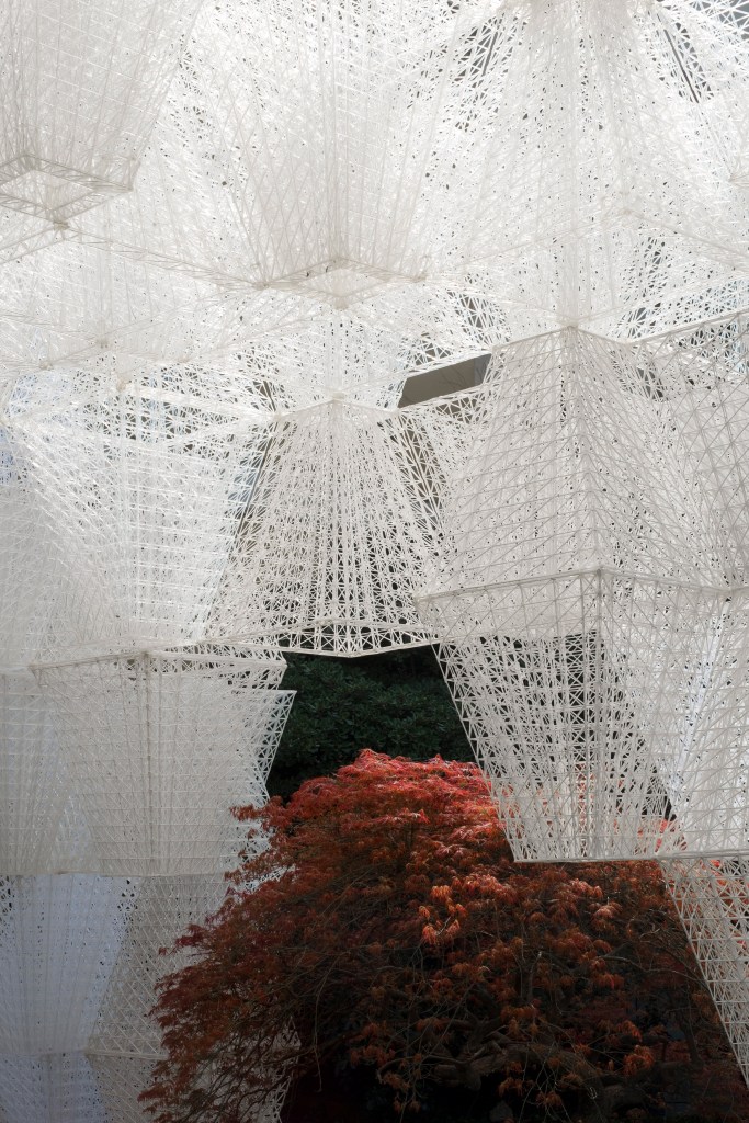 cos-mamou-mani-conifera-installation-milan-design_dezeen_2364_col_3 COS promove design circular com instalação de bioplástico na MDW19