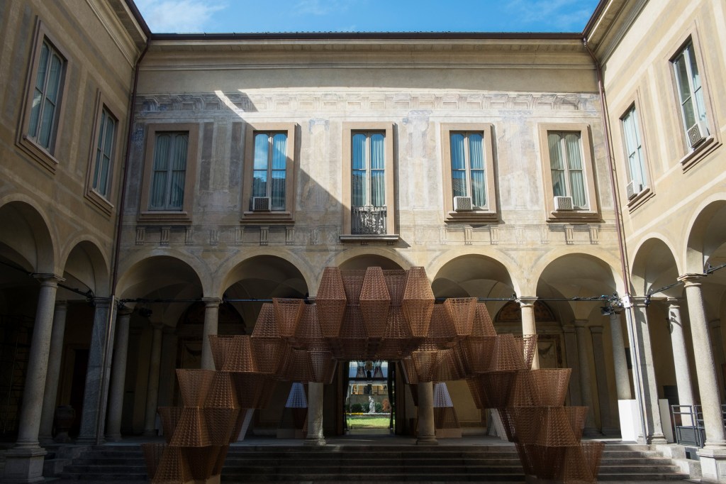 cos-mamou-mani-conifera-installation-milan-design_dezeen_2364_col_4 COS promove design circular com instalação de bioplástico na MDW19