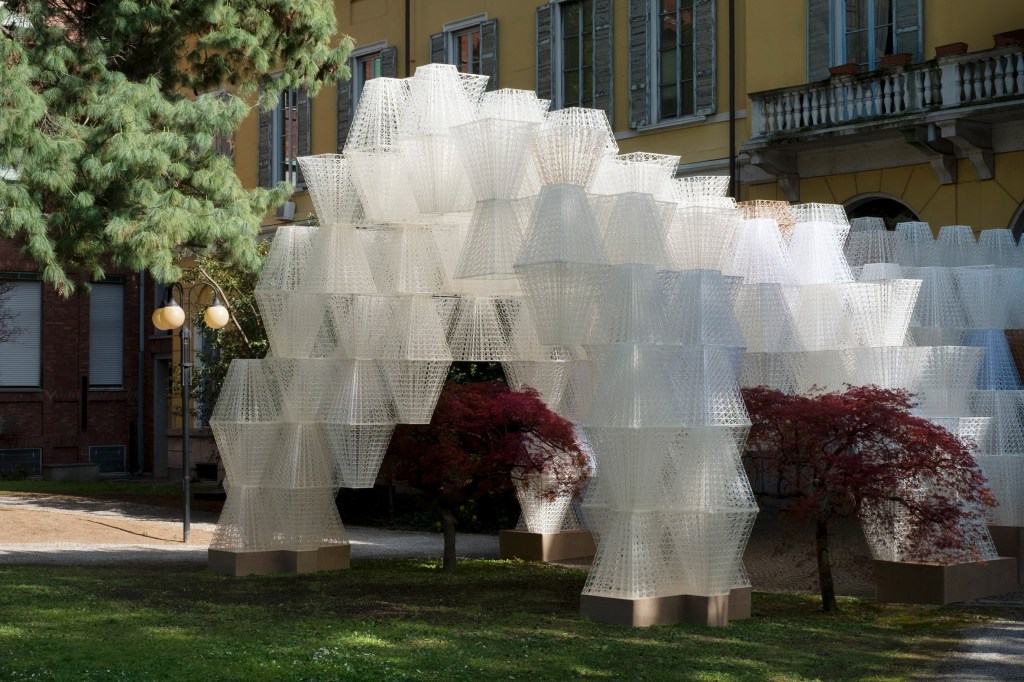 cos-mamou-mani-conifera-installation-milan-design_dezeen_2364_col_7 COS promove design circular com instalação de bioplástico na MDW19