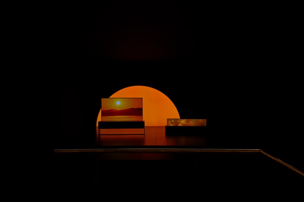 LG-Foster-TV_dezeen_2364_col_5 Foster + Partners e LG revelam parceria por trás de televisão roll-up