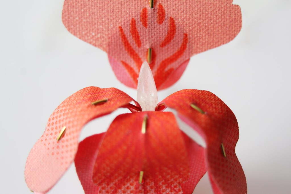 food-for-buzz-flowers-design_dezeen_2364_col_2 Designer cria flores artificiais para alimentar insetos urbanos