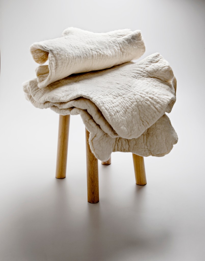 Porva Inês Schertel apresenta slow design em exposição própria em Milão