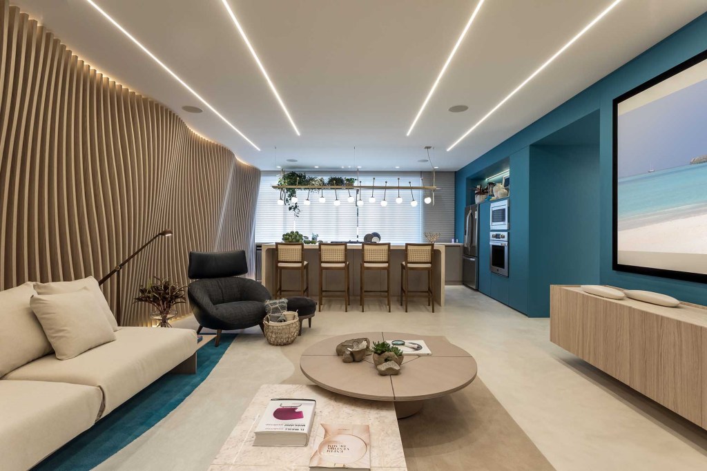 Alessandra Gandolfi Infinitude azul na CASACOR Paraná: águas litorâneas moldam Casa Maldivas
