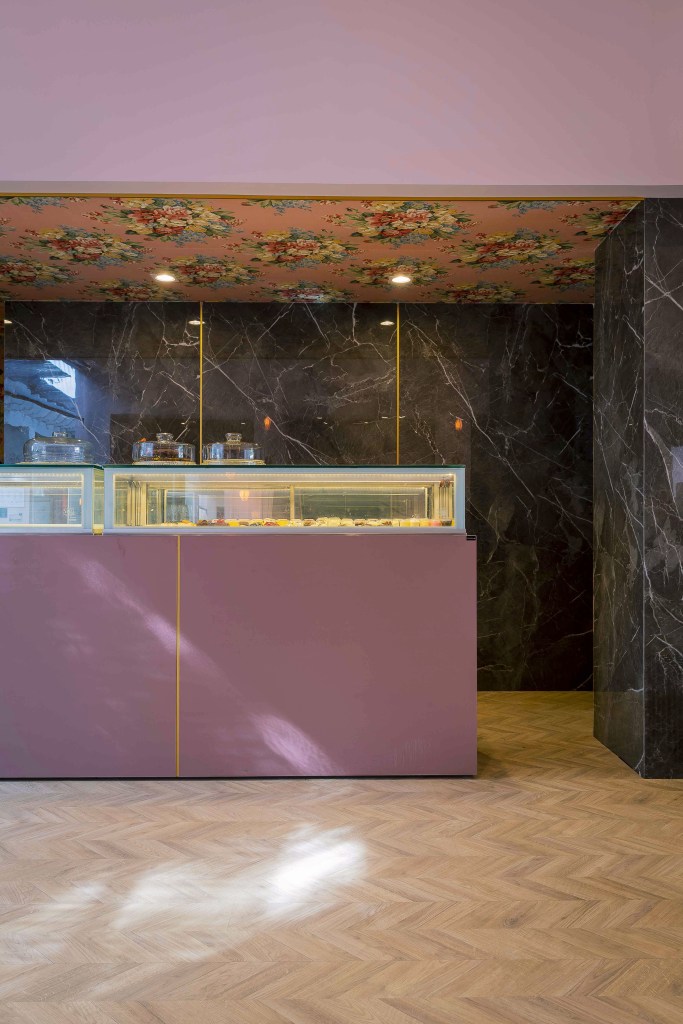 Boulangerie da CASACOR SP incorpora tendência de rosa e Paris retrô