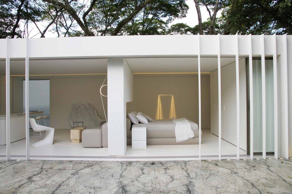 CASACOR SP: branco recobre contêiner minimalista de Marília Pellegrini