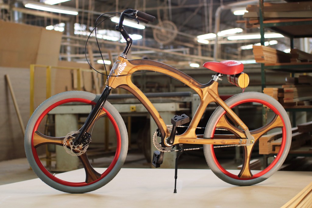 Marcelo Teixeira assina bicicleta sustentável de madeira e design elegante