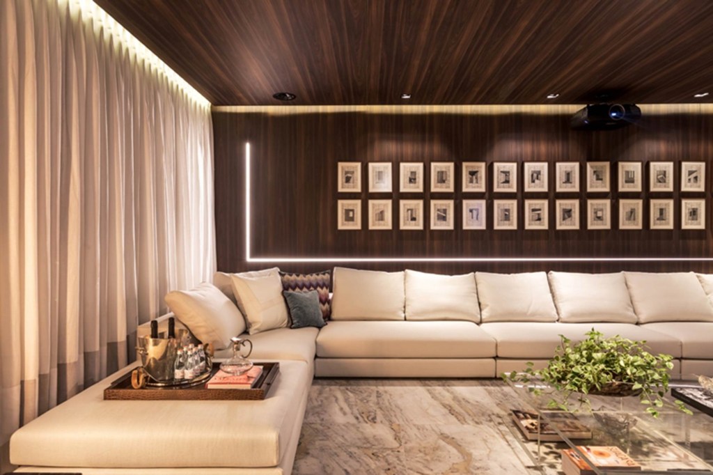 Living neoclássico na CASACOR Paraná leva retoques de tecnologia