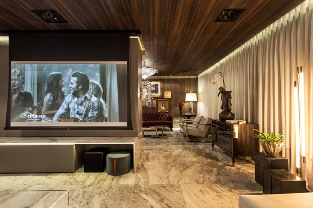 Living neoclássico na CASACOR Paraná leva retoques de tecnologia