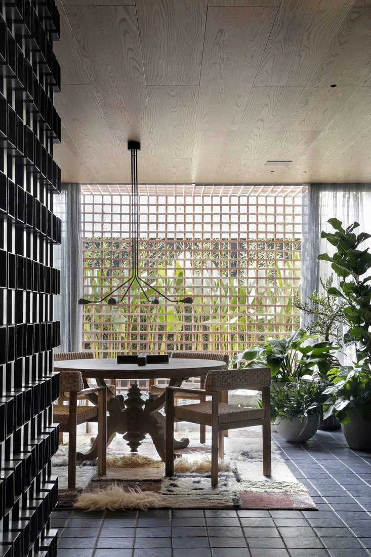 Do brutalismo aos muxarabis, Casa OAK é aula de arquitetura na CASACOR SP