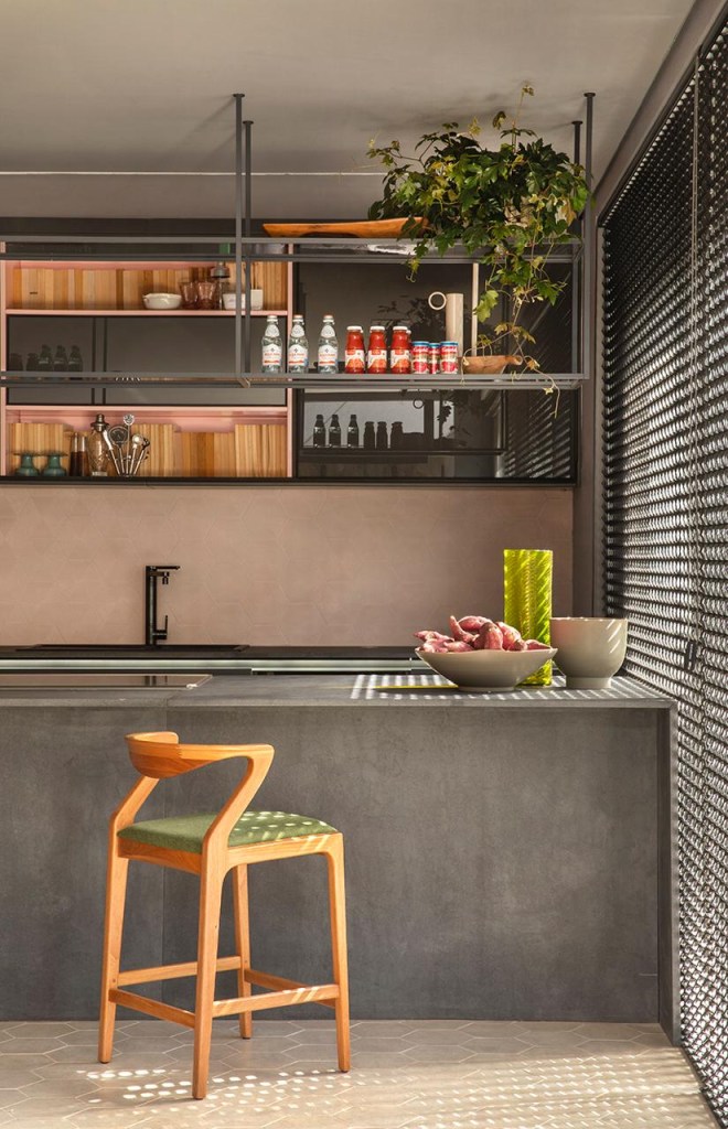 Tons de cinza predominam na Varanda Gourmet projetada por Adriana Fontan… Para degustar: três opções gastronômicas na CASACOR Ribeirão Preto
