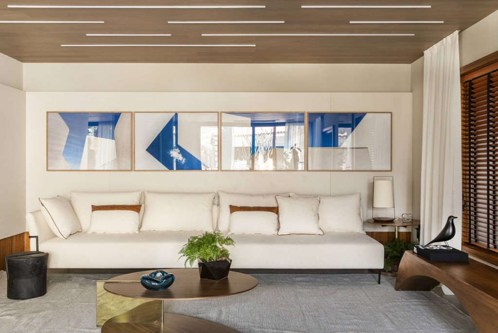 08 – C4 ARQUITETOS – LIVING PERENE 1_CASACOR_RIBEIRAO_2019_Felipe_Araujo Madeira de freijó e design assinado garantem atemporalidade de living