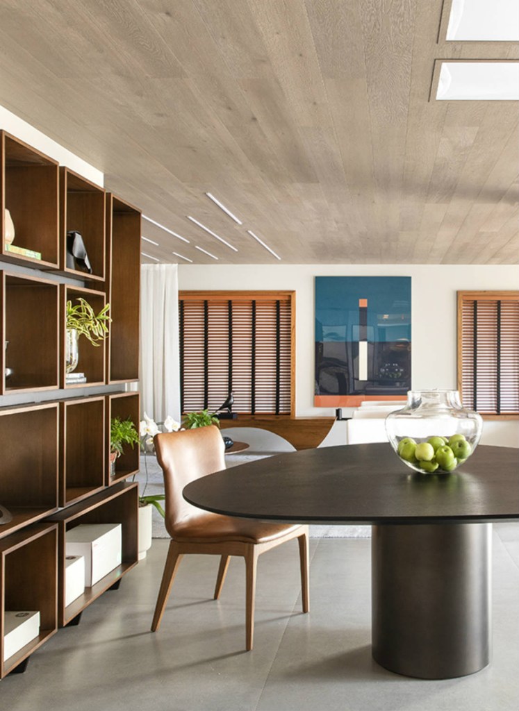 08 – C4 ARQUITETOS – LIVING PERENE 2_CASACOR_RIBEIRAO_2019_Felipe_Araujo Madeira de freijó e design assinado garantem atemporalidade de living