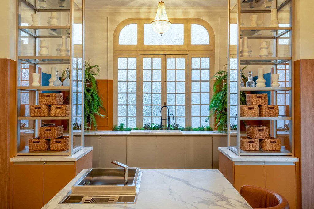 Tons quentes e plantas tropicais inauguram verão em cozinha da CASACOR RJ