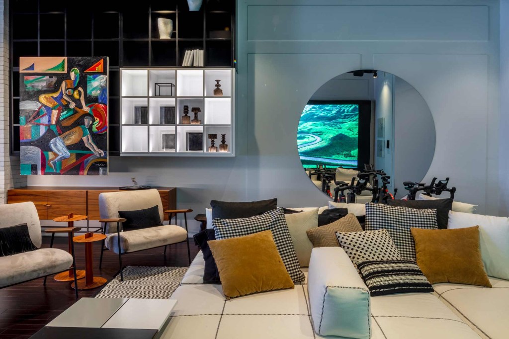 Loft da CASACOR Rio de Janeiro se abre para ciclismo no espaço interno