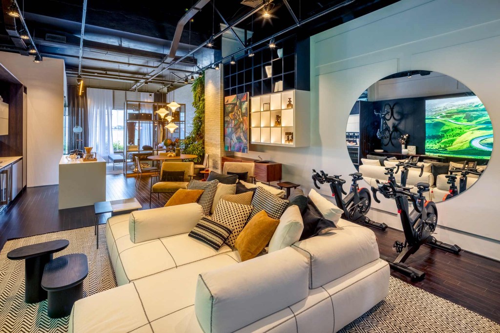 Loft da CASACOR Rio de Janeiro se abre para ciclismo no espaço interno