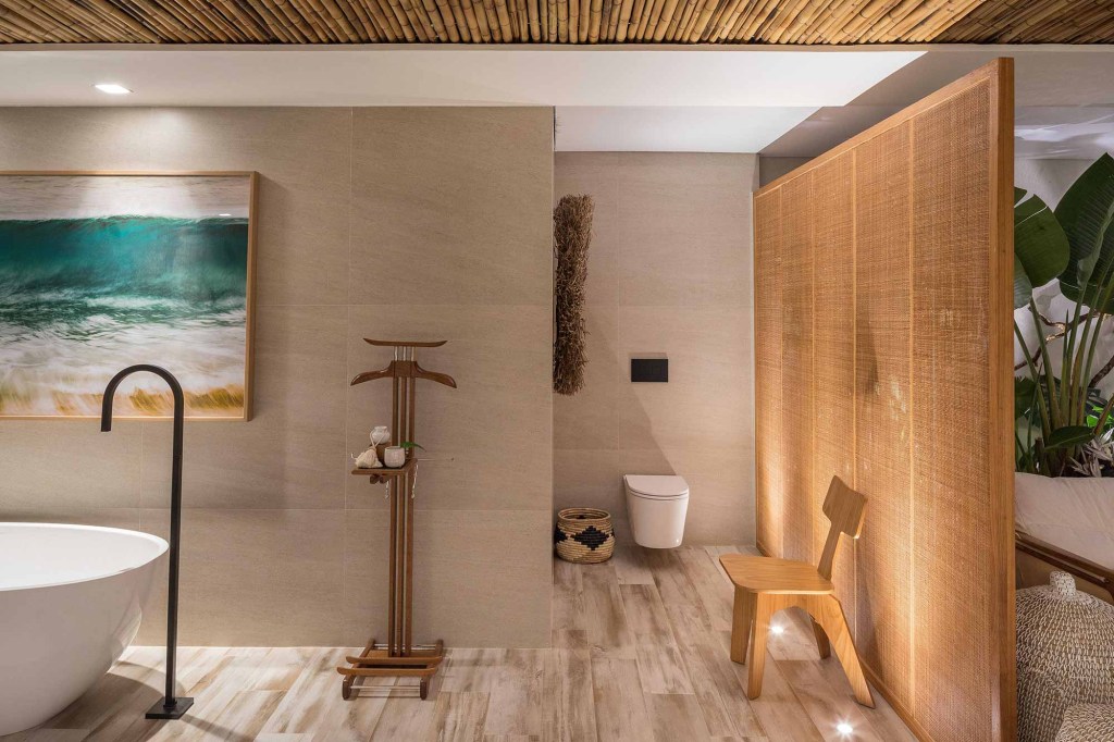 Costa mexicana inspira muita madeira em sala de banho da CASACOR Brasília