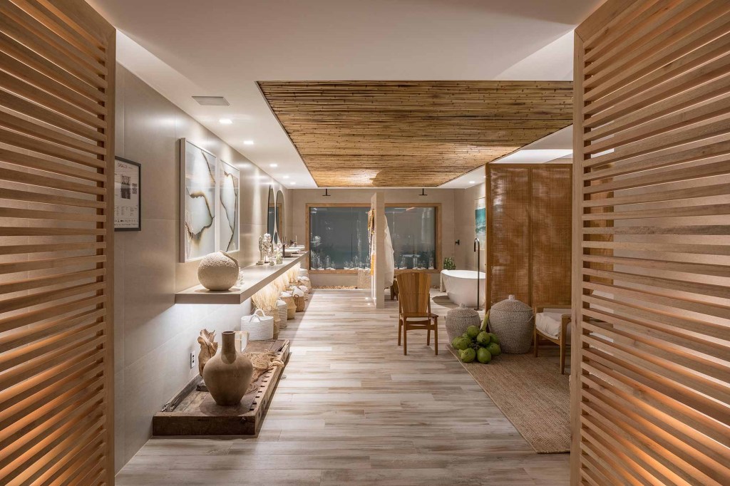 Costa mexicana inspira muita madeira em sala de banho da CASACOR Brasília