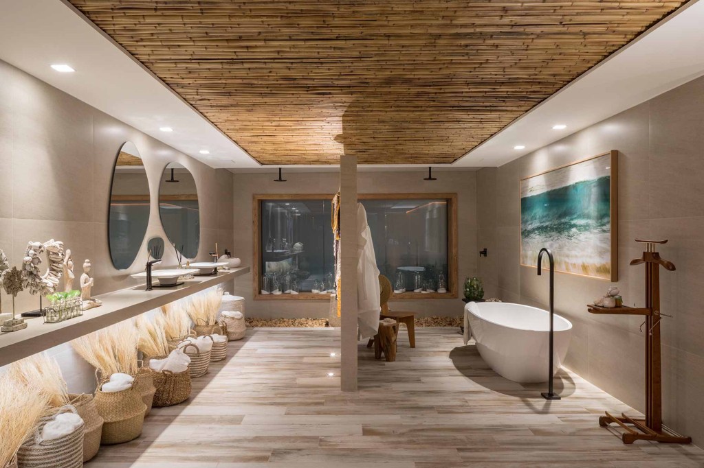 Costa mexicana inspira muita madeira em sala de banho da CASACOR Brasília