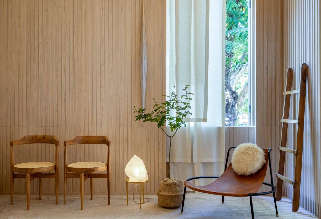 Sala Shanti traz equilíbrio das texturas naturais para a CASACOR RJ