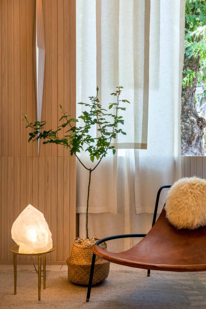 Sala Shanti traz equilíbrio das texturas naturais para a CASACOR RJ