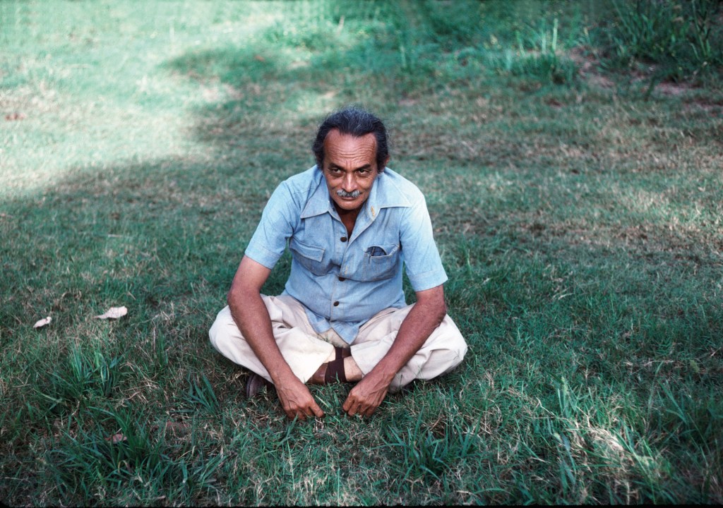 retrato em nova viçosa 1977, foto de florence gruere Arquitetura e design de Zanine Caldas são revistos em livro e exposição