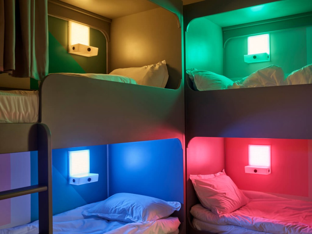 Hostel Inn 2201-2260 Iluminação cenográfica redefine atmosfera de hostel em Israel