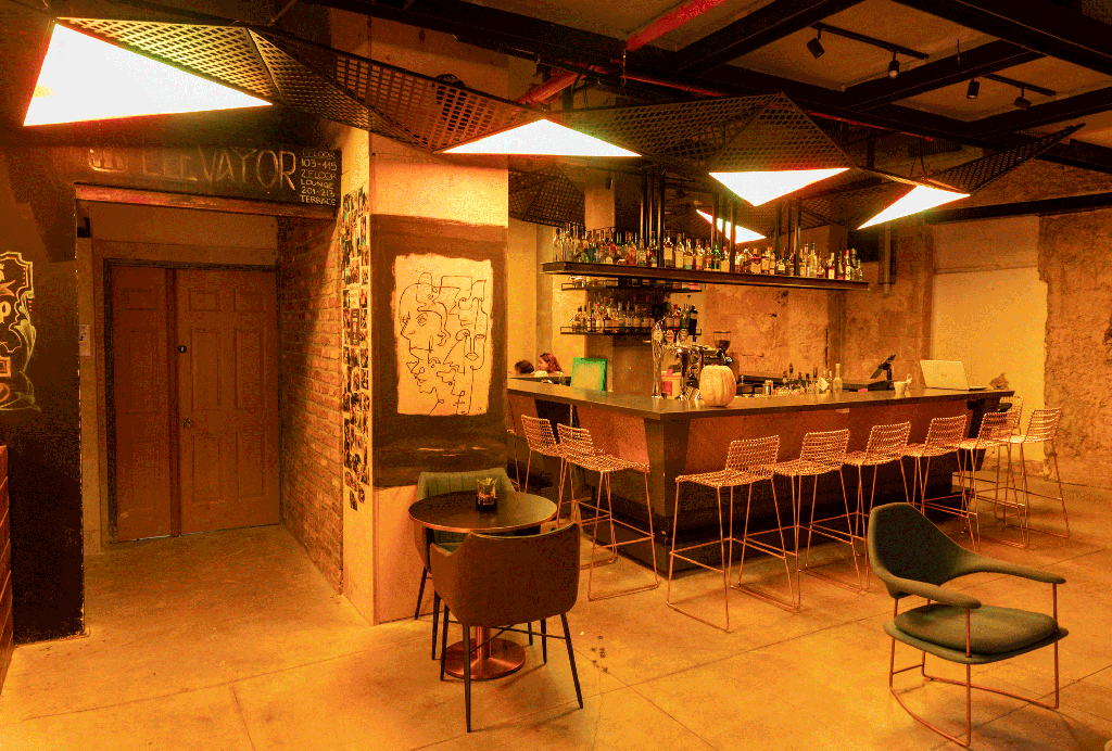 Hostell-Inn-Bar-Smart-Lamp-2268 Iluminação cenográfica redefine atmosfera de hostel em Israel