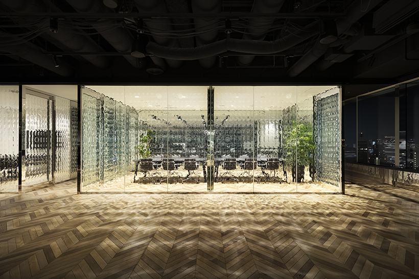 McKinsey_Tokyo_Office08_takumi_ota Nendo projeta escritório em Tóquio com tecnologia de vidro texturizado