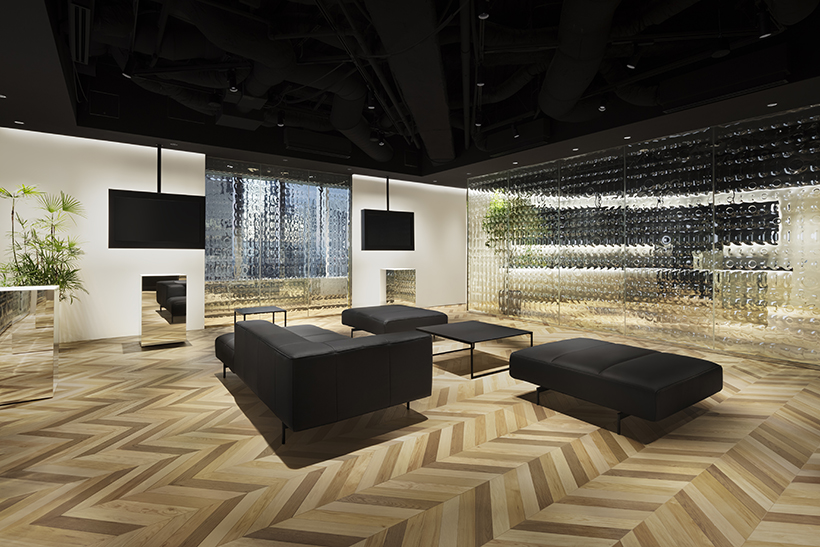 McKinsey_Tokyo_Office10_takumi_ota Nendo projeta escritório em Tóquio com tecnologia de vidro texturizado
