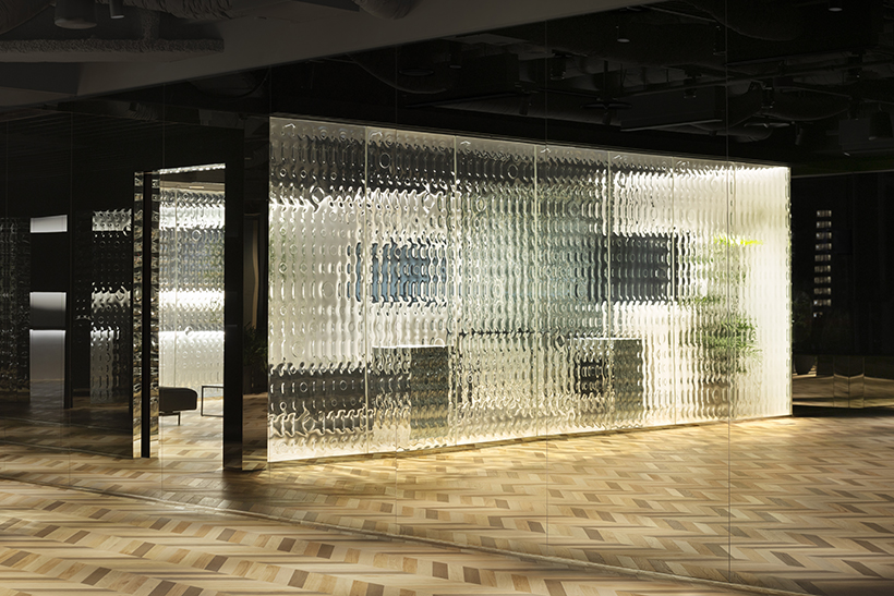 McKinsey_Tokyo_Office11_takumi_ota Nendo projeta escritório em Tóquio com tecnologia de vidro texturizado