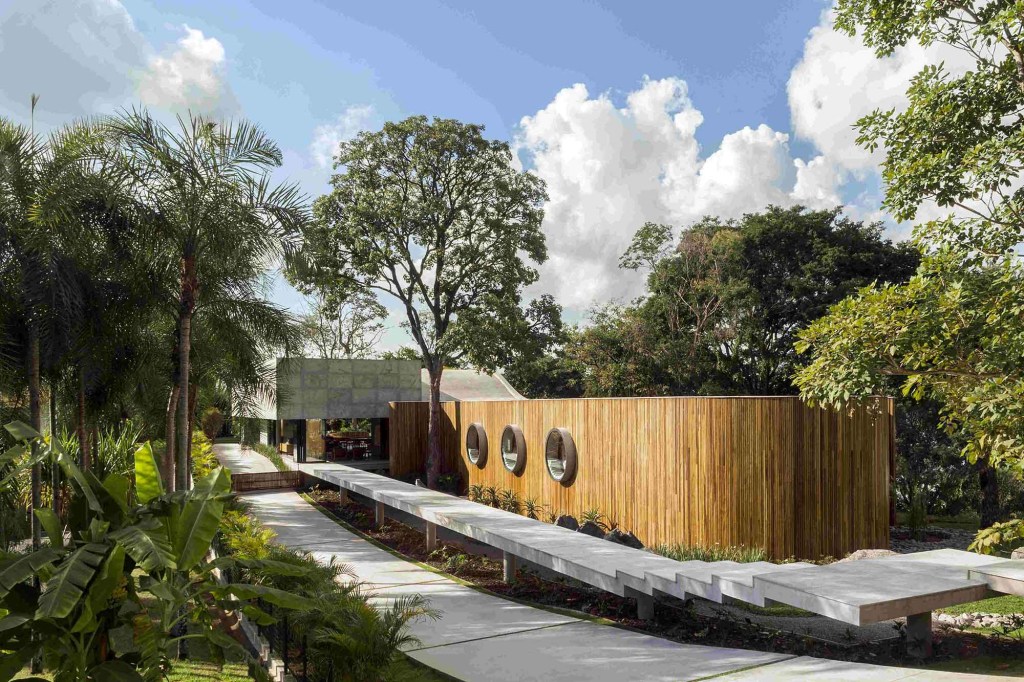 1–Casa-do-Ipe-cred-Edgard-cesar–14- Arquitetura orgânica de casa de Leo Romano valoriza formas do cerrado