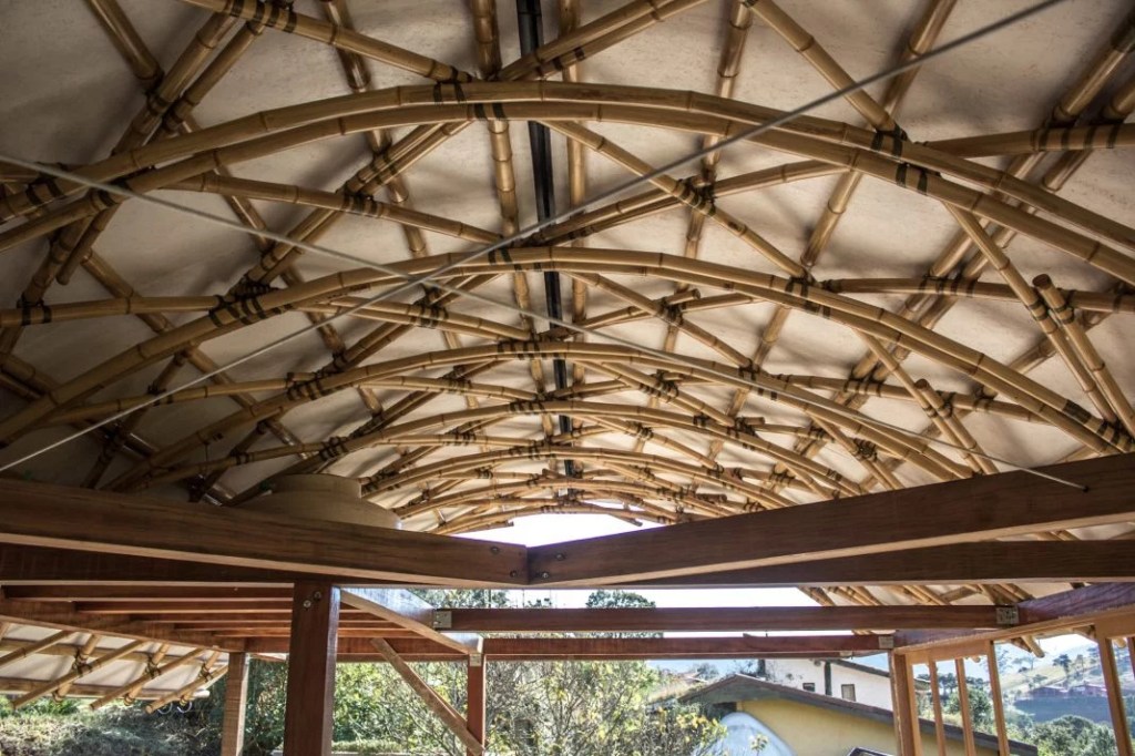 Casa das Birutas: uma residência autossustentável com telhado de bambu