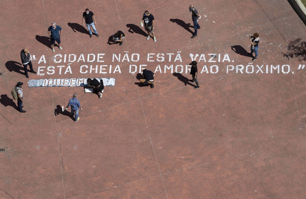 thumb Intervenção pinta mensagens de incentivo à reclusão em São Paulo
